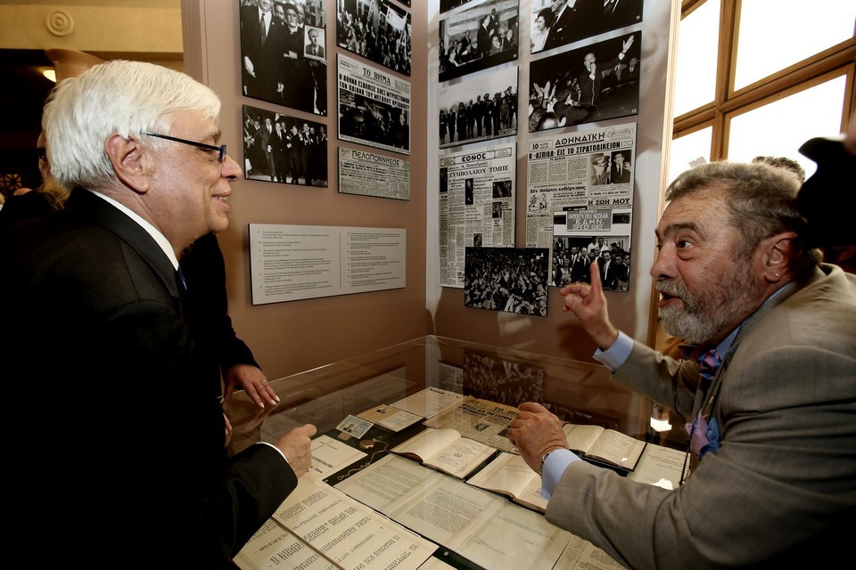 Åãêáßíéá Ýêèåóçò ðïõ äéïñãáíþíåé ôï ºäñõìá ôçò ÂïõëÞò ãéá ôçí ðñïóùðéêÞ êáé ðïëéôéêÞ äéáäñïìÞ ôïõ ÁíäñÝá ÐáðáíäñÝïõ, áðü ôï 1919 Ýùò ôï 1996, ôçí ÐÝìðôç 23 Éïõíßïõ 2016, óôï ÷þñï ôïõ Ðåñéóôõëßïõ ôçò ÂïõëÞò.