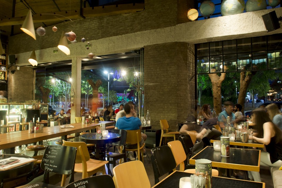 Εστιατόριο-καφετέρια στην πλατεία στο Γκάζι Αθήνα 2016