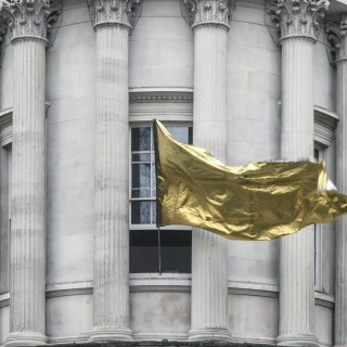 H Μαριάνα Μπίστη σήκωσε τη «Νέα Σημαία της ΕΕ», εκείνη που συμβολίζει τον αργό θάνατό της