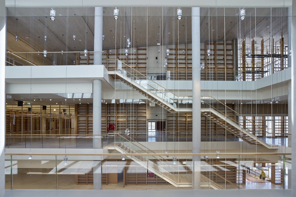 Ο Πύργος των Βιβλίων. Ο κεντρικός χώρος του κτιρίου της ΕΒΕ. 