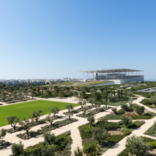 Μια χαρτοπετσέτα, ένα κορίτσι με μπικίνι και κάπως έτσι η Αθήνα απόκτησε το δικό της σύγχρονο αρχιτεκτονικό θαύμα