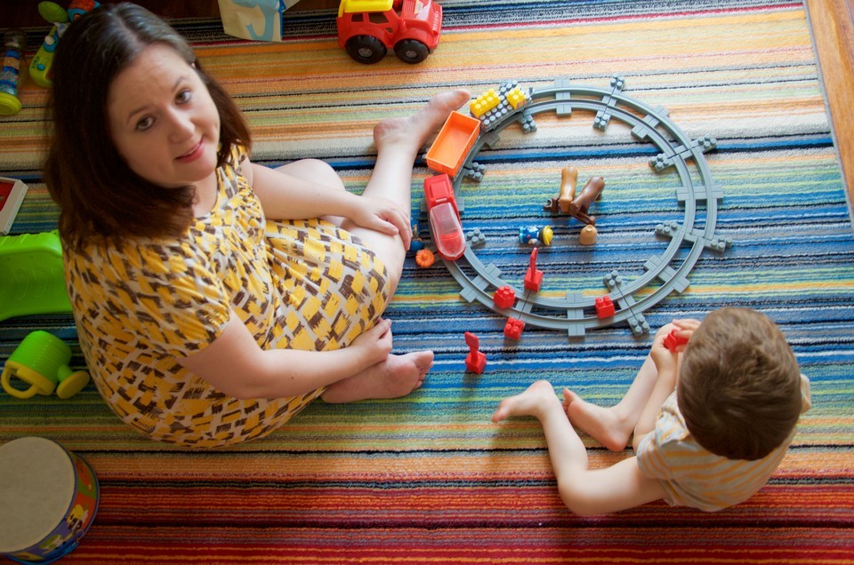 Η Άννα παίζει μαζί με τον τρίχρονο Φίλιππο. 