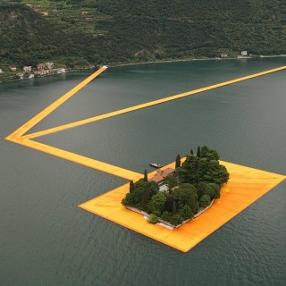 Οι Ιταλοί περπατούν πάνω στο νερό χάρη σε ένα καλλιτεχνικό θαύμα