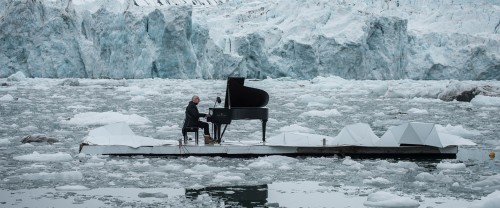 O Ludovico Einaudi έπαιξε πιάνο στη μέση του Αρκτικού Ωκεανού