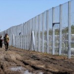 Η ουγγρική Βουλή ενέκρινε έναν νόμο που επιτρέπει στην αστυνομία να επαναπροωθεί μετανάστες πέρα από τον φράκτη στα σύνορα