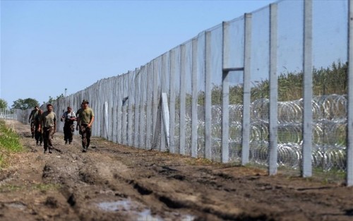 Η ουγγρική Βουλή ενέκρινε έναν νόμο που επιτρέπει στην αστυνομία να επαναπροωθεί μετανάστες πέρα από τον φράκτη στα σύνορα