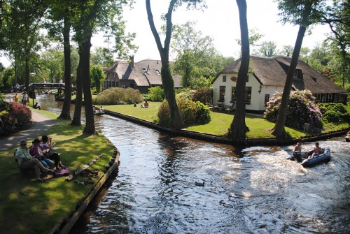 Giethoorn: ένα χωριό που αντί για δρόμους έχει κανάλια