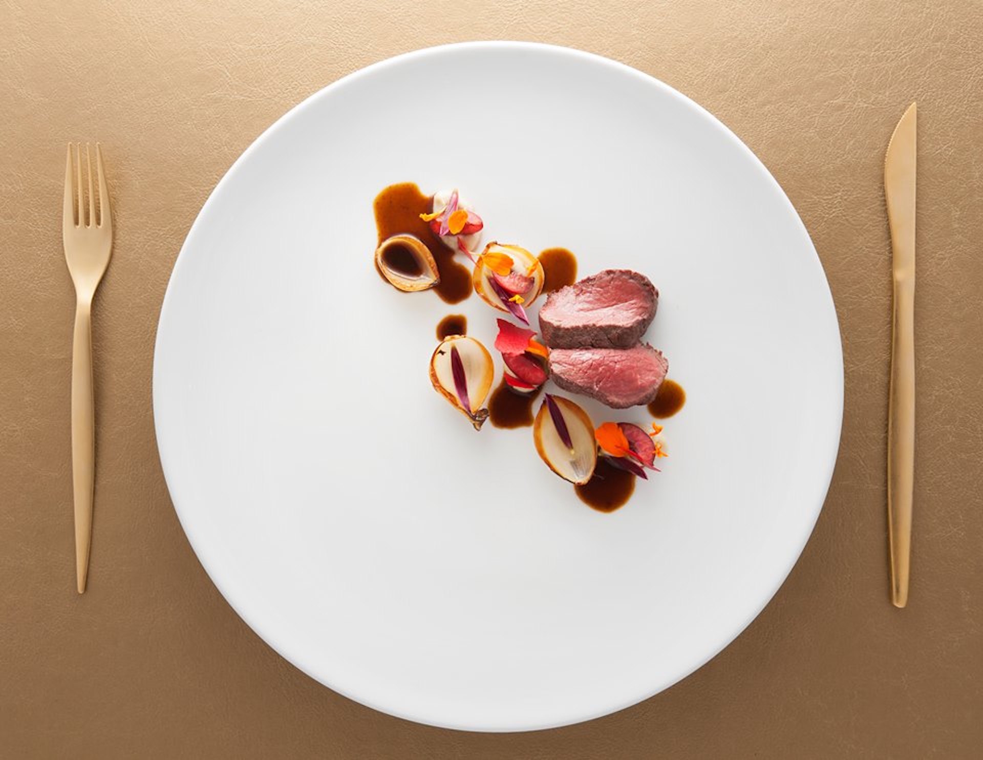 Ελάφι με βύσσινο, σαμπούκος και αγκινάρες Ιερουσαλήμ