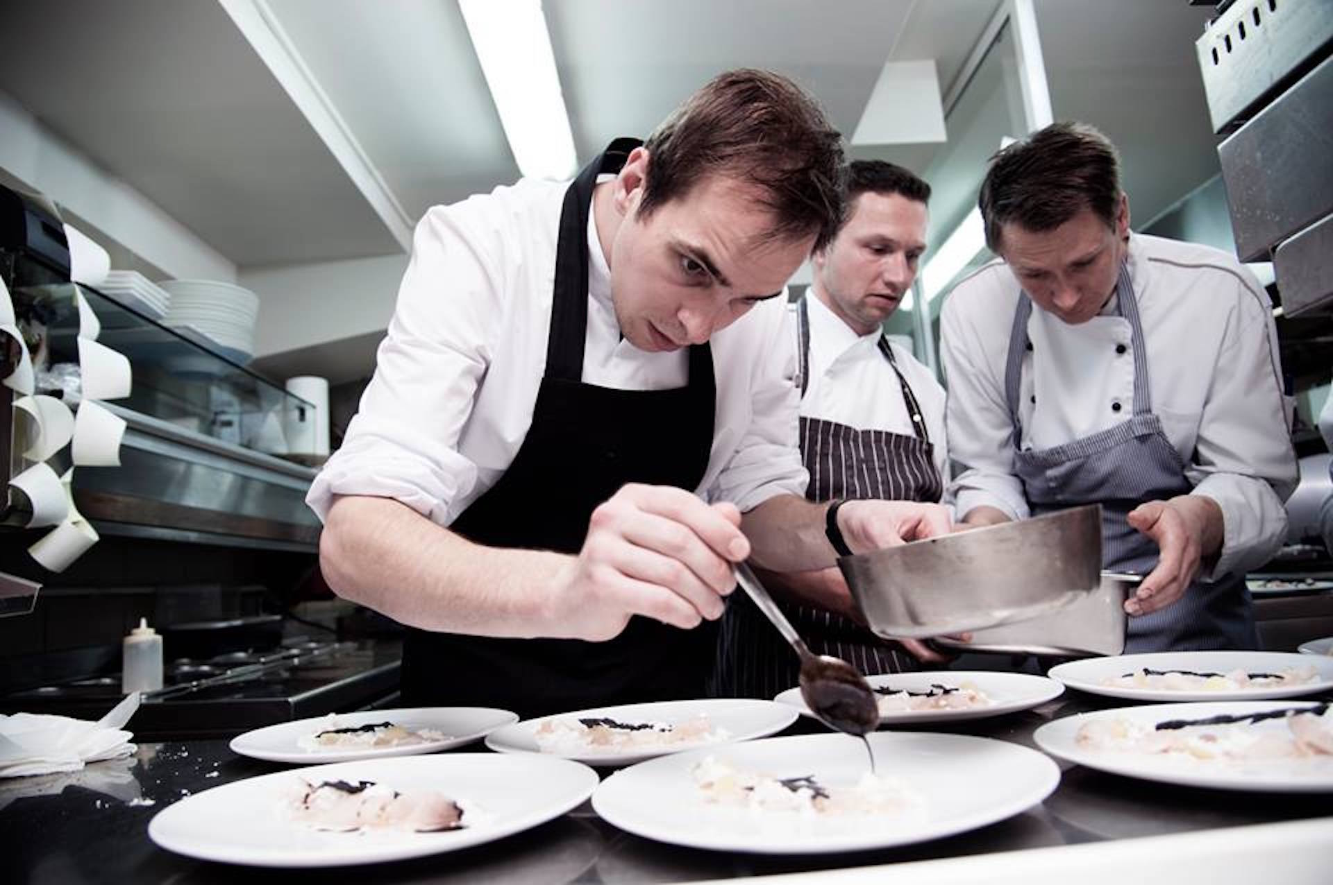 Ο Klemens Schraml βάζει τις τελευταίες πινελιές στα πιάτα του