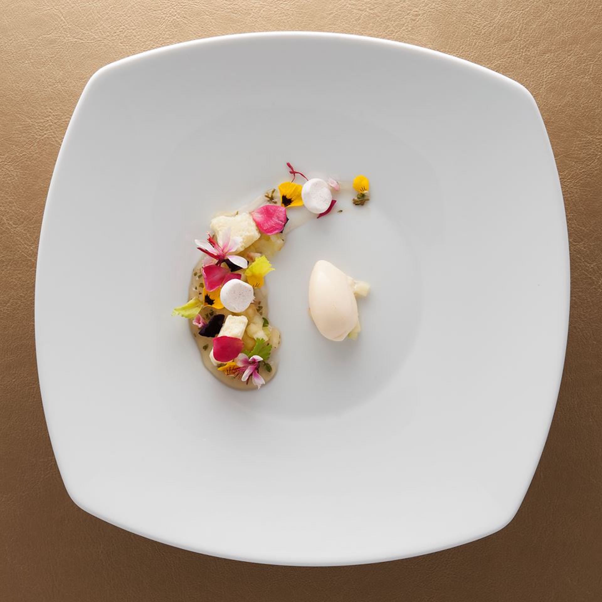 Σοκολάτα ivoire, λεμονοθύμαρο και κόκκινο σανταλόξυλο