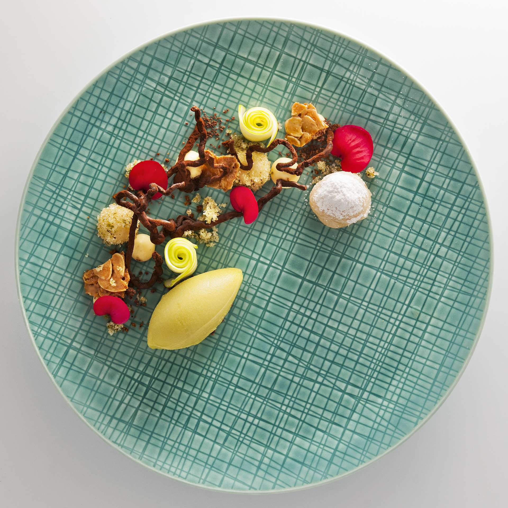 Το επιδόρπιο του chef Jan Hoffmann από μήλο, αμύγδαλα και άγριο κορόμηλο