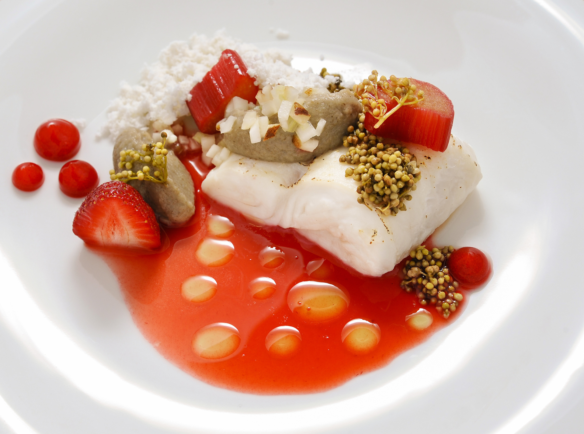 Χάλιμπατ (το ψάρι ιππόγλωσσος ή καλκάνι) με ραβέντι, σαμπούκος και κολιτσίδα