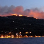 Σάμος: Καίγεται για δεύτερη μέρα το νησί