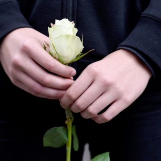 Ένα λευκό τριαντάφυλλο για τα θύματα της τρομοκρατικής επίθεσης στη Νίκαια