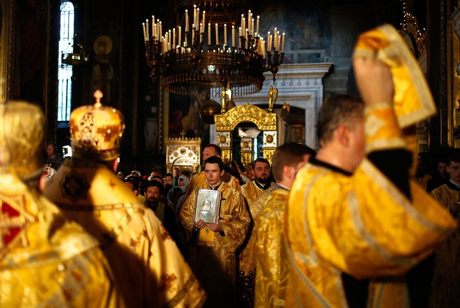 Ιερείς της Ορθόδοξης Εκκλησίας της Ουκρανίας του Πατριαρχείου του Κιέβου  παρίστανται σε μια προσευχή που σηματοδοτεί την 1028η επέτειο του εκχριστιανισμού των Ρως του Κιέβου στον καθεδρικό ναό του Αγίου Βλαδίμηρου στο Κίεβο της Ουκρανίας. Ορθόδοξοι πιστοί γιορτάζουν την 1028η επέτειο του εκχριστιανισμού τους στις 27-28 Ιουλίου. / EPA/ROMAN PILIPEY