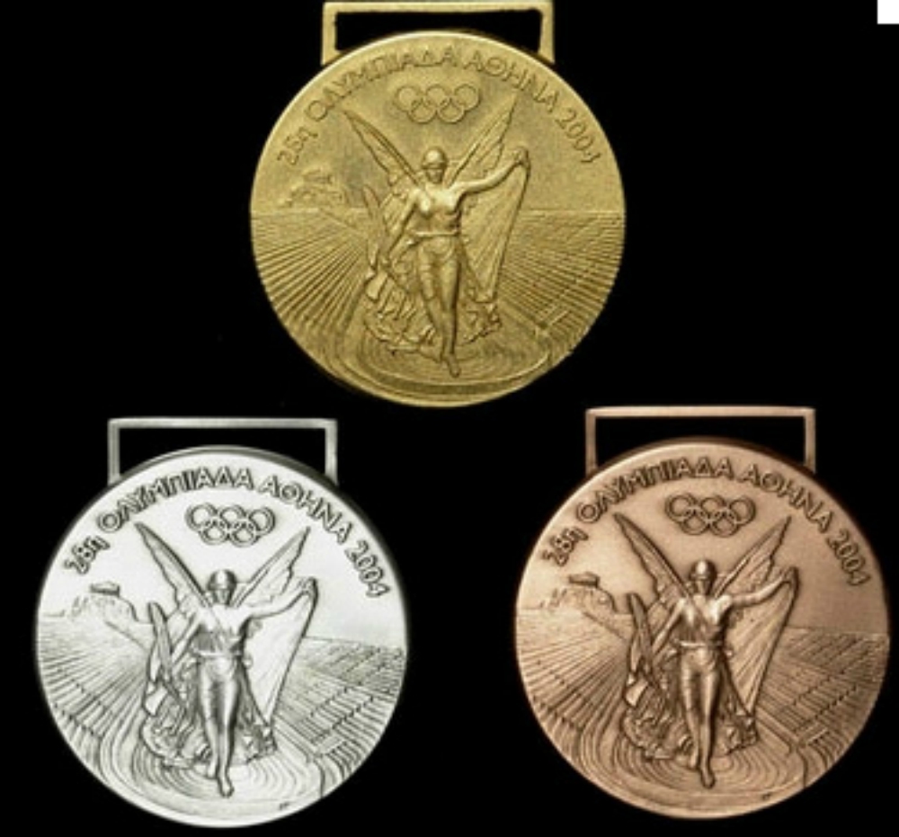 Όλα τα μετάλλια, χρυσά, αργυρά, χάλκινα, που θα απονέμονται τόσο στους Ολυμπιακούς, όσο και στους Παραολυμπιακούς Αγώνες θα απεικονίζουν, όπως συμβαίνει παραδοσιακά, από τη μία πλευρά τους τη Θεά Νίκη στο Καλλιμάρμαρο Στάδιο, με την Ακρόπολη στο βάθος.