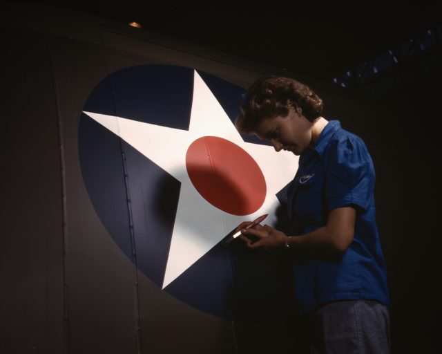 Εργάτρια τελειοποιεί το έμβλημα της Πολεμικής Αεροπορίας των ΗΠΑ σε άτρακτο βομβαρδιστικού στο εργοστάσιο της Vultee Aircraft στο Nashville του Tennessee.