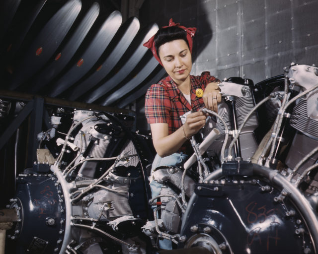 Εργάτρια ρυθμίζει τον κινητήρα αεροπλάνου στο εργοστάσιο της North American Aviation στο Inglewood της California.