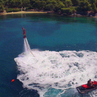 Ήλιος, μουσική, θαλάσσια σπορ; Καλή και η Καλιφόρνια, αλλά σαν την Χαλκιδική δεν έχει…