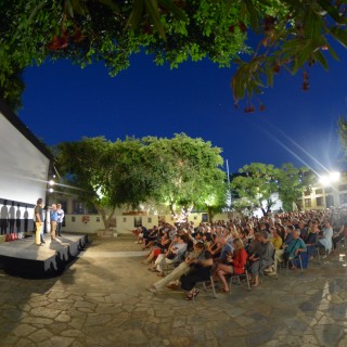 Ποιοι είναι οι αλλόκοτοι τύποι πίσω απ’ το φεστιβάλ της Πάτμου;