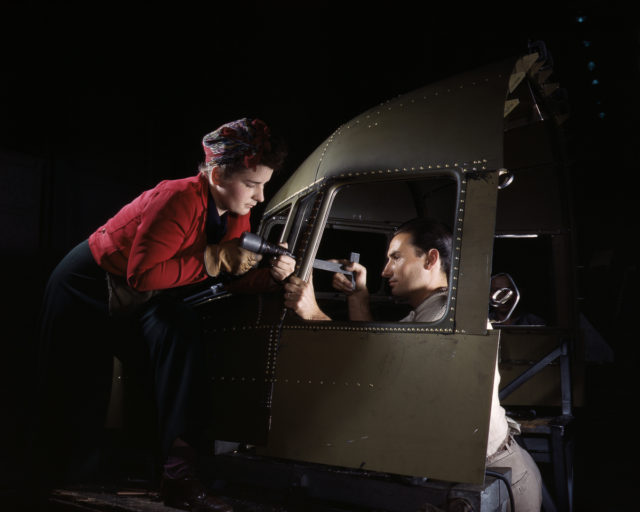 Εργασίες στο πιλοτήριο βομβαρδιστικού Β52 στο εργοστάσιο της North American Aviation Compan στο  Inglewood της California.