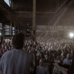 Ο Rufus Wainwright τραγουδά μαζί με χορωδία 1500 ατόμων το «Hallelujah» του Leonard Cohen