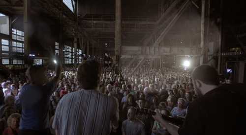 Ο Rufus Wainwright τραγουδά μαζί με χορωδία 1500 ατόμων το «Hallelujah» του Leonard Cohen