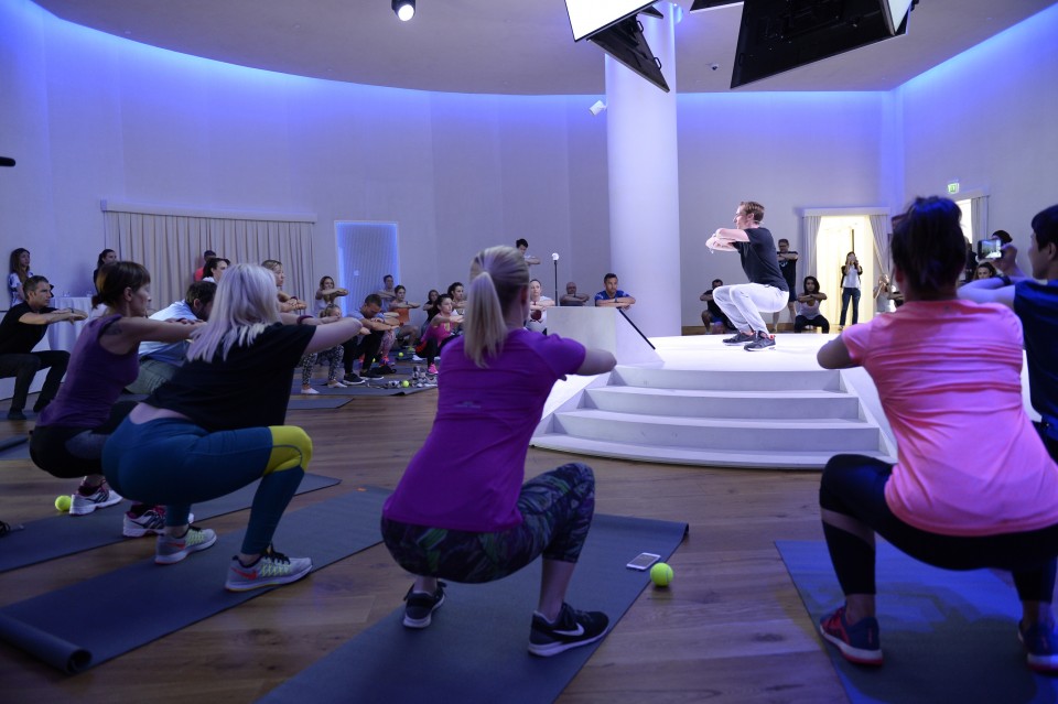 Ο δάσκαλος Andrian Collins διδάσκει στο κέντρο.