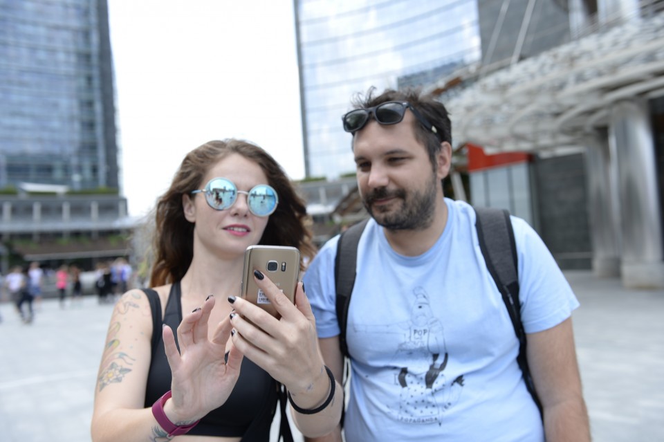 Έλληνες δημοσιογράφοι απολαμβάνουν το τρισδιάστατο περιβάλλον στο κινητό τους.