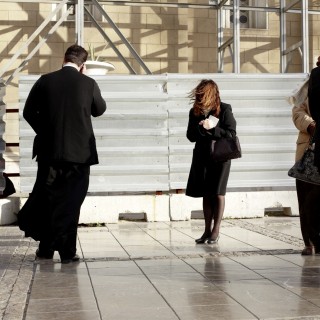 Σε ποιον ανήκει η πλατεία Μητροπόλεως;