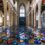 Ουράνια τόξα μέσα σ’ έναν καθεδρικό ναό (video)