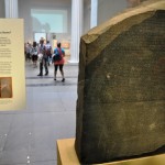 Στις 15 Ιουλίου του 1799 ο Γάλλος λοχαγός Πιερ Φρανσουά Μπουσάρ ανακαλύπτει τη Στήλη της Ροζέτα