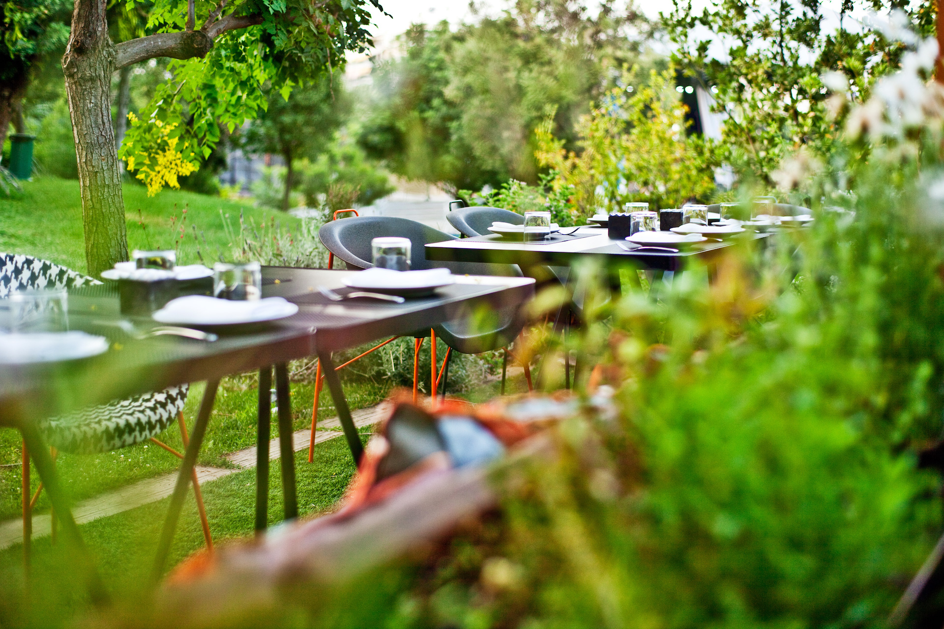 Τα τραπέζια στον κήπο