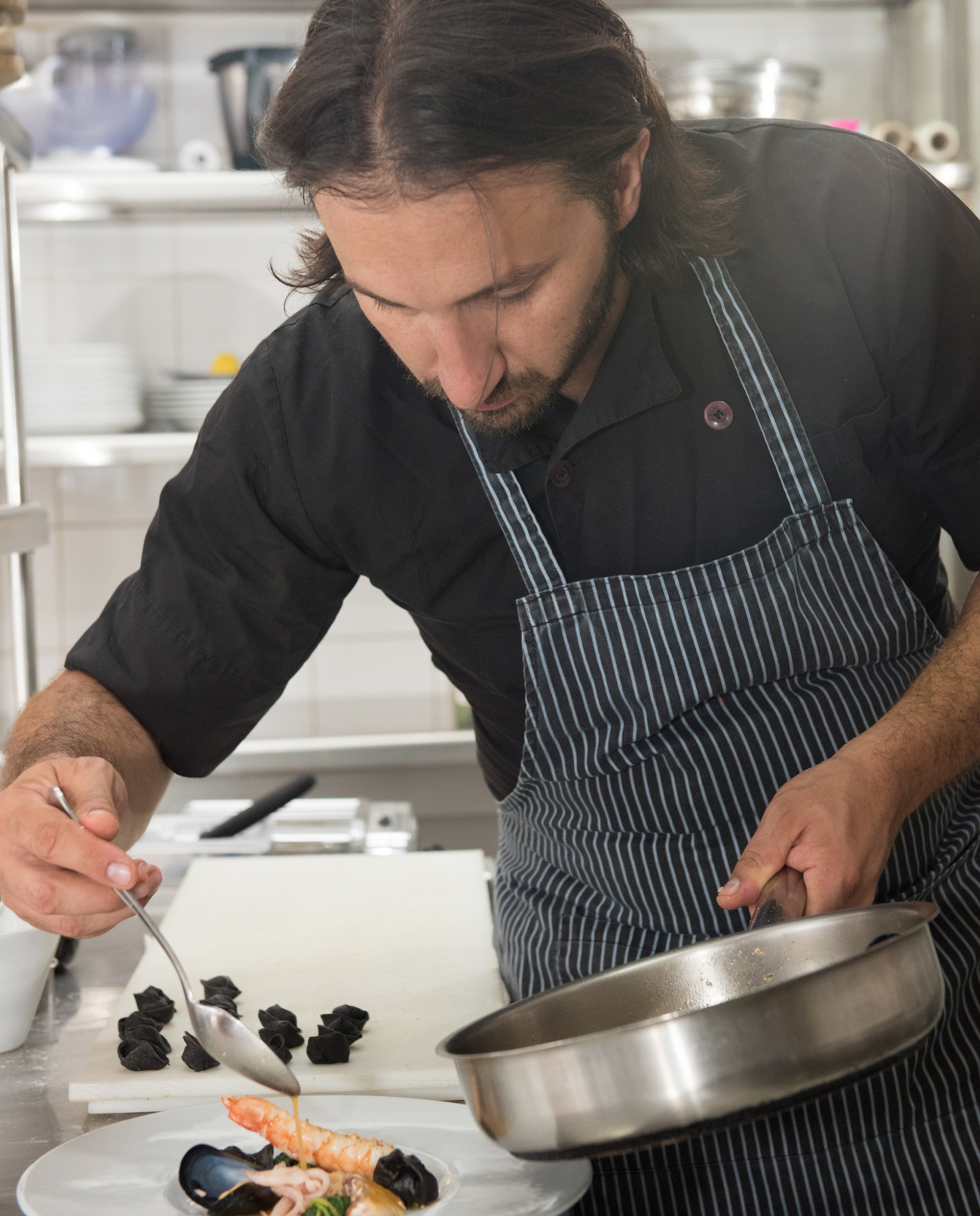 O chef Αριστοτέλης Μέγκουλας δημιουργεί την περίφημη μπουγιαμπέσα του Pomo D'Oro