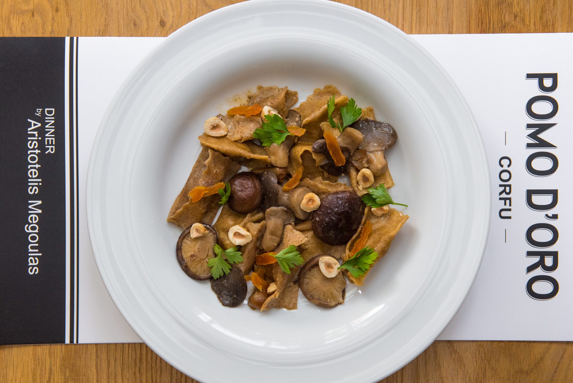 Ραβιόλι ολικής γεμιστά με μους από  συκωτάκια κοτόπουλο, μανιτάρια καβουρδισμένα φουντούκια και βερίκοκο