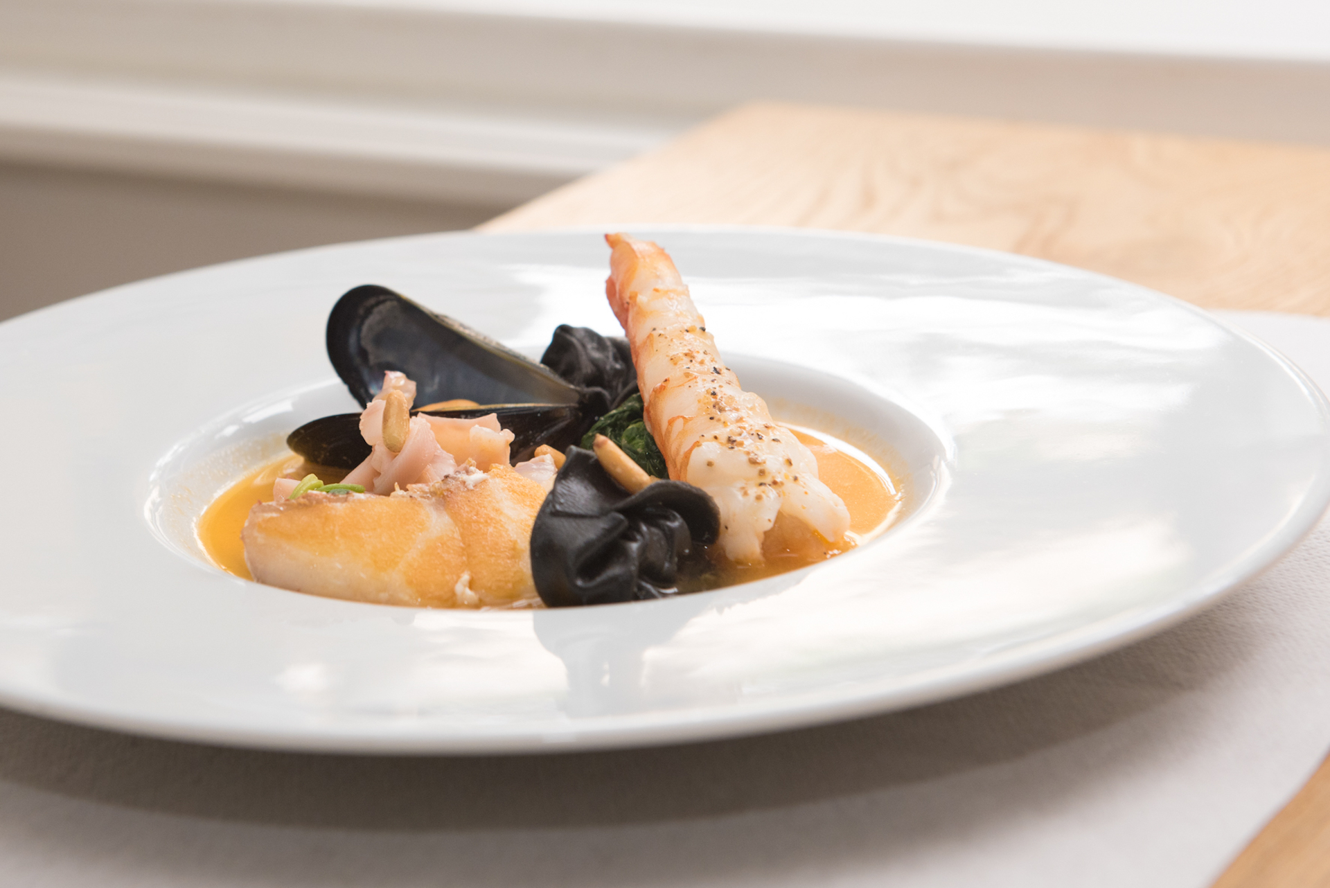 Ραβιόλι σουπιάς  σε μπουγιαμπέσα