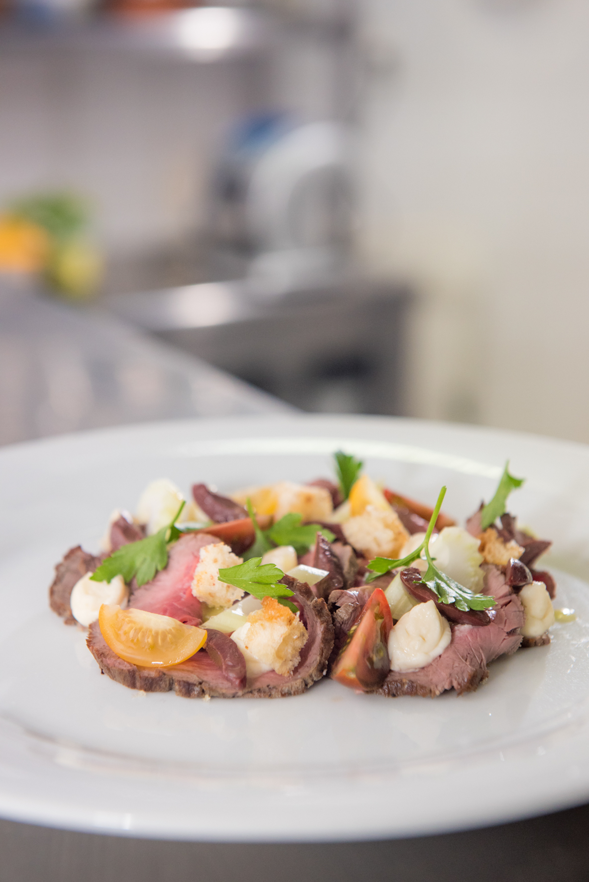 Ρόστ μπιφ από μοσχάρι άρωμα με ελιές, ταραμά, σέλερι, μυρωδικά