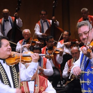 100 τσιγγάνικα βιολιά χωρίς παρτιτούρες κάτω απ’ την Ακρόπολη