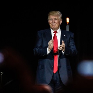 Ο Τραμπ στο στόχαστρο του νέου βιβλίου του πρώην διευθυντή του FBI, Τζέιμς Κομέι