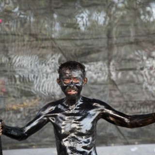 Νικαράγουα: Άντρας έβαψε όλο του το σώμα με πετρέλαιο στην πομπή του πολιούχου Αγ. Δομίνικου