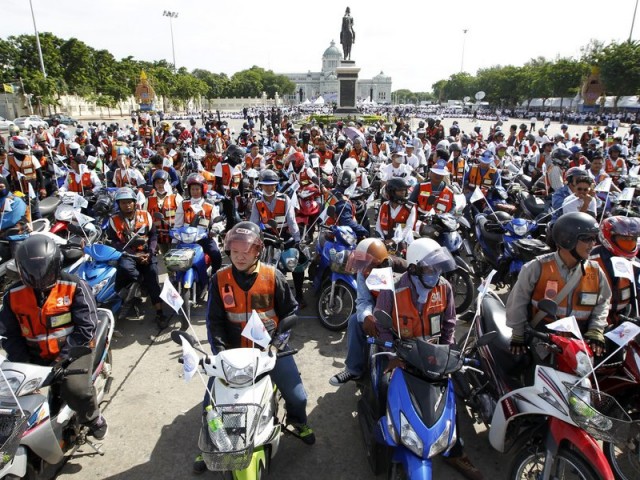 Ταϊλάνδη: Μοτοσικλετιστές ταξιτζήδες σε εκστρατεία για δημοψήφισμα