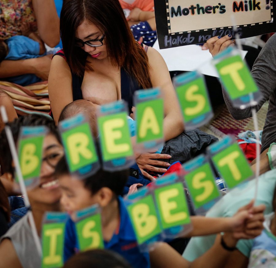 Μία μητέρα θηλάζει το μωρό της, κατά την διάρκεια μιας εκδήλωσης στην πόλη Πασίγκ, ανατολικά της Μανίλα, στις Φιλιππίνες. Η εκδήλωση, που πραγματοποιείται για 4η χρονιά από τον ΜΚΟ "Breastfeeding Pinays", ονομάζεται "Hakab Na! 2016" και έχει σκοπό να προωθήσει και να ευαισθητοποιήσει σχετικά με τα οφέλη του θηλασμού. "Hakab" σημαίνει να είμαι γερά δεμένος στο σώμα. EPA / MARK R. CRISTINO