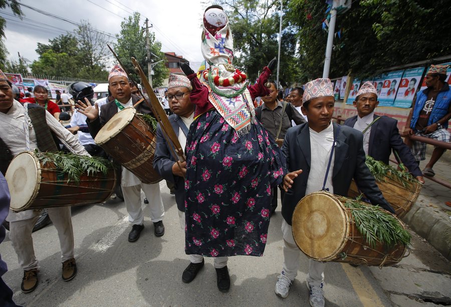 Νεπαλέζοι ιθαγενείς φορώντας παραδοσιακή ενδυμασία, παίζουν ντραμς, καθώς παρελαύνουν για την Παγκόσμια Ημέρα Ιθαγενών, στο Καθμαντού του Νεπάλ.  NARENDRA SHRESTHA