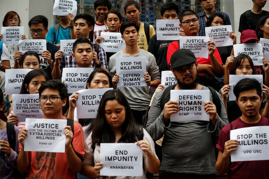 Φοιτητές κρατάνε πλακάτ κατά την διάρκεια μιας διαμαρτυρίας με αναμμένα κεριά που καταδικάζει τις πρόσφατες εξωδικαστικές εκτελέσεις στο Πανεπιστήμιο των Φιλιππίνων στην πόλη Κεζόν, βορειοανατολικα της Μανίλα. Οι φοιτητές και διάφορες ομάδες νέων που πραγματοποίησαν τις διαμαρτυρίες ταυτόχρονα σε πολλά πανεπιστήμια στη Μανίλα για να καλέσουν για δικαιοσύνη κατά τις πολυάριθμες εξωδικαστικές εκτελέσεις, οι οποίες αυξήθηκαν από τότε που ανέλαβε πρόεδρος ο Ροντρίγκο Ντουτέρτε. MARK R. CRISTINO