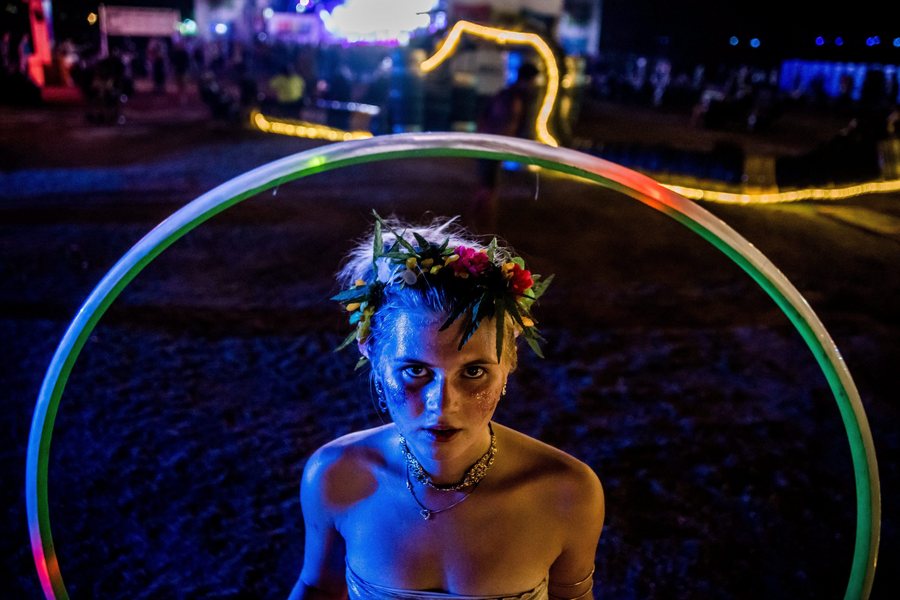Μία φεστιβαλίστρια κατά την διάρκεια του 24ου Sziget Φεστιβάλ στο Νησί Όμπουντα, βόρεια της Βουδαπέστης. ZOLTAN BALOGH HUNGARY OUT