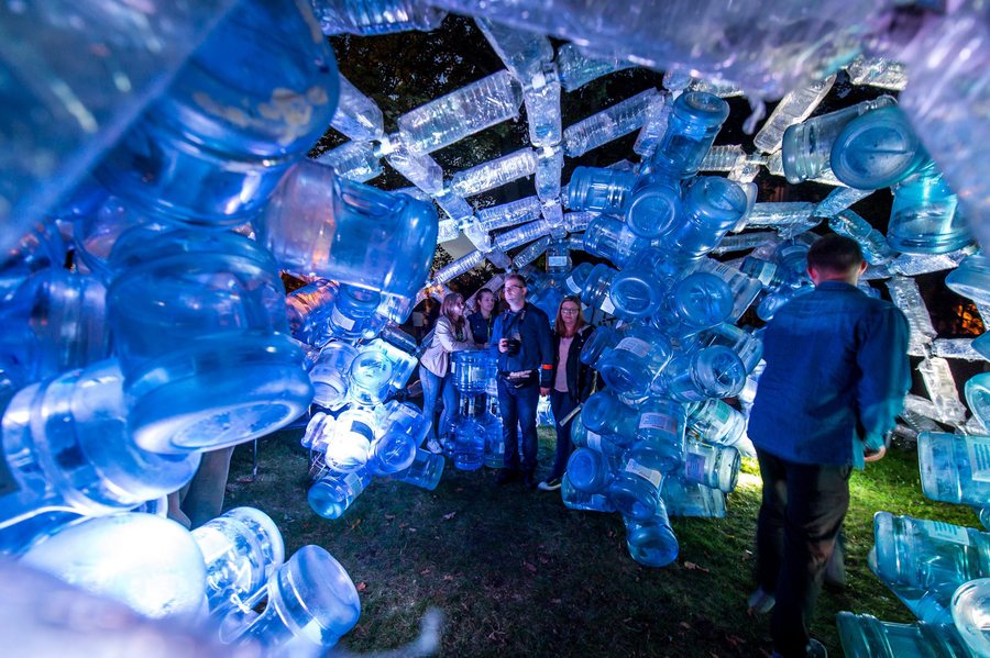 Η καλλιτεχνική εγκατάσταση "Aquapolis" από το Ολλανδικό γκρουπ Refunc προβάλλεται σε έναν δρόμο του Τόρουν, της Πολωνίας, κατά την διάρκεια του Bella Skyway Festival. PHOTO: Tytus Zmijewski
