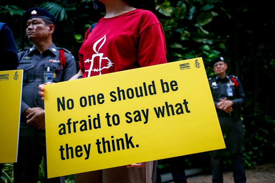 Ακτιβιστές της Διεθνούς Αμνηστίας κρατάνε πλακάτ έξω από την πρεσβεία της Μαλαισίας κατά την διάρκεια μιας διαμαρτυρίας για να δείξουν την αντίθεσή τους στην πράξη Ανταρσίας στην Μπανγκόγκ της Ταϊλάνδης. Μία μικρή ομάδα συγκεντρώθηκε εκεί για να εκφράσει την υποστήριξή της στους ακριβιστές που κρατούνται υπό την πράξη της ανταρσίας.  PHOTO: DIEGO AZUBEL