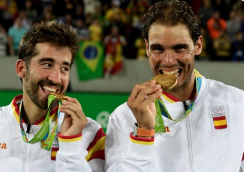 Γιατί οι Ολυμπιονίκες δαγκώνουν τα μετάλλιά τους;