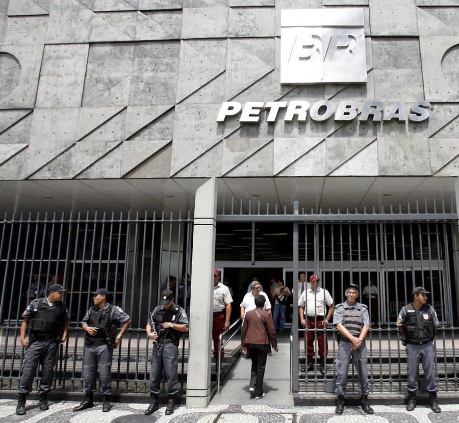 Έξω από την εταιρία πετρελαίου Petrobas- ANTONIO LACERDA