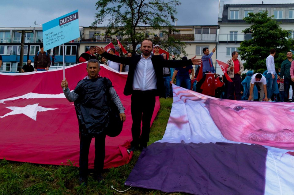 Μεγάλη διαδήλωση των Τούρκων της Γερμανίας υπέρ της δημοκρατίας και του καθεστώτος του Ερντογάν. Κολωνία, Κυριακή 31 Ιουλίου 2016.